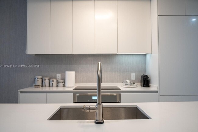 Building Photo - 700 NE 24th St