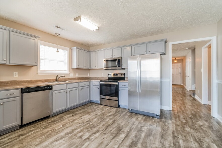 Building Photo - 1625 Beaconcrest Cir