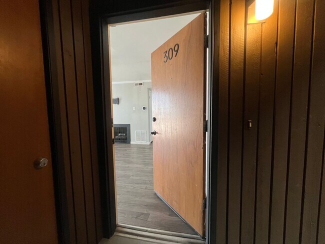 Building Photo - Take a Look at This 2 Bedroom 1 Bathroom Home in Salt Lake City Ut!!