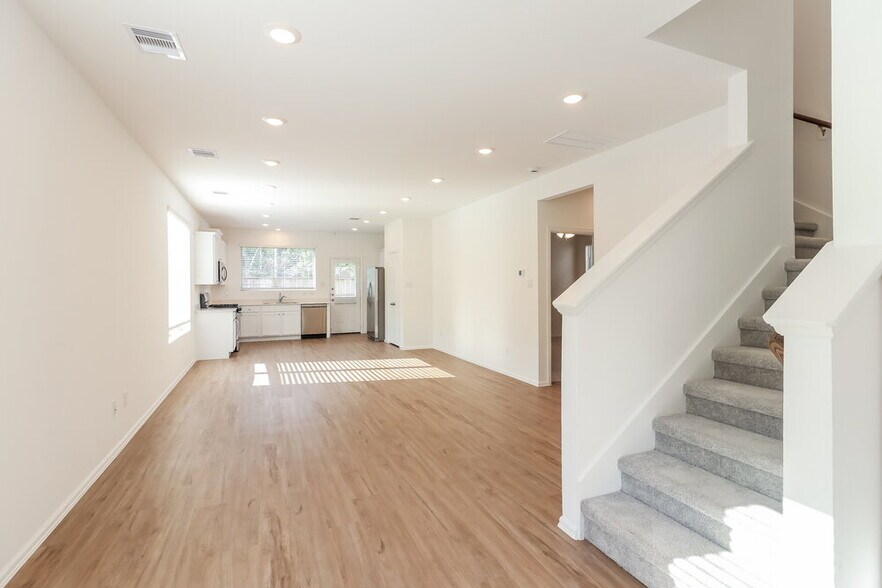 Building Photo - 1934 Ballesteros St