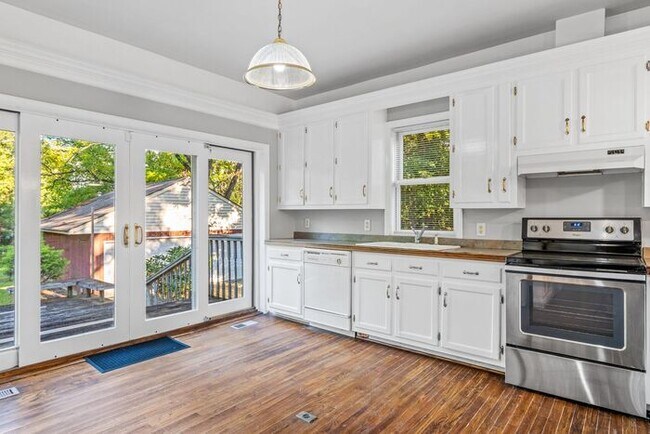 Building Photo - Large Brick Two Story Home, Hardwoods, Sep...