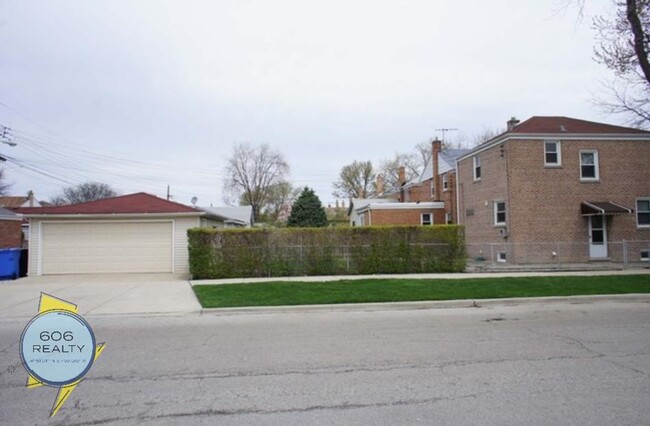 Building Photo - Brick home in desirable Dunning area!