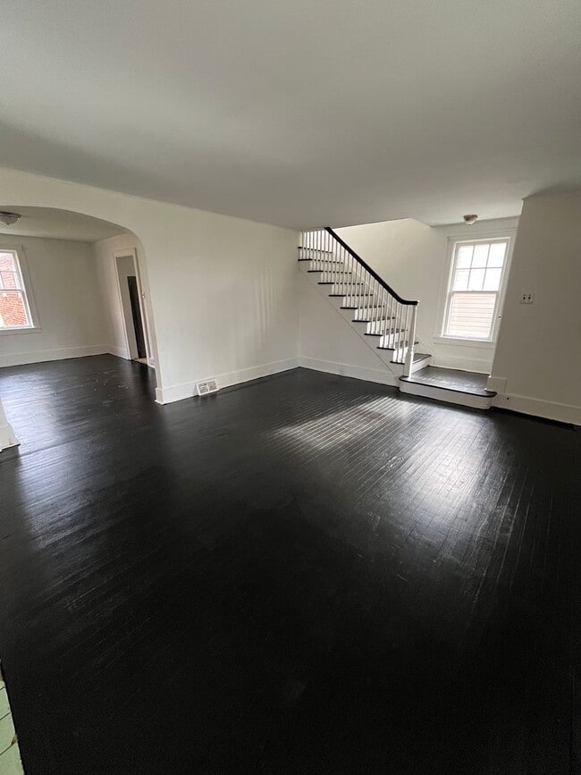 Building Photo - Three Bedroom House w Detached Garage