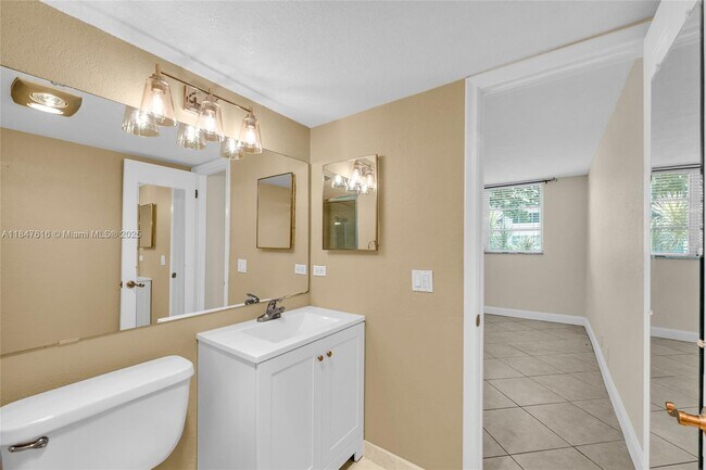 Building Photo - 681 S Hollybrook Dr