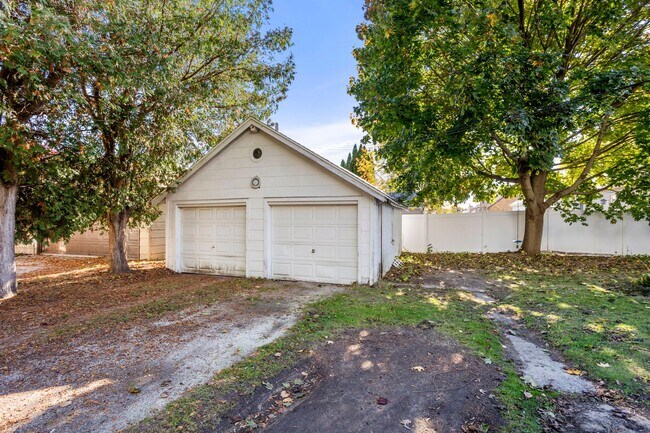 Building Photo - 2111 Madison St