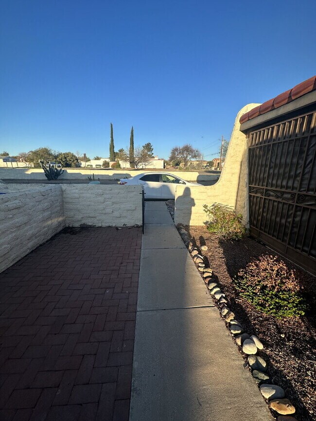 Building Photo - Townhome in non-age restricted area of Green Valley