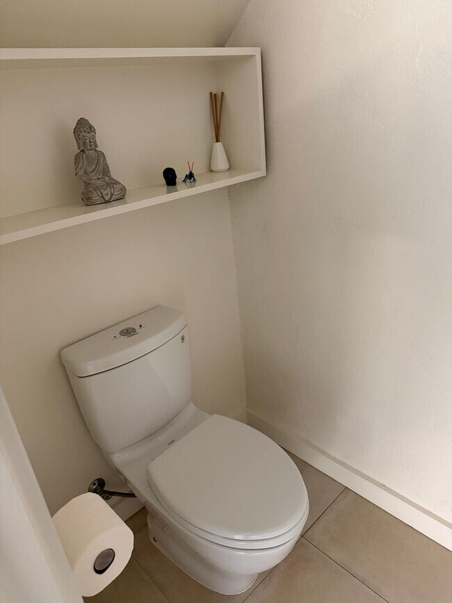 Building Photo - Bright Live-Work Studio with tall ceilings off Lowell Street in Oakland