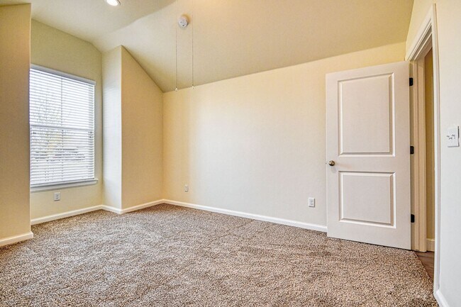Building Photo - 3100 Pebble Pond Dr