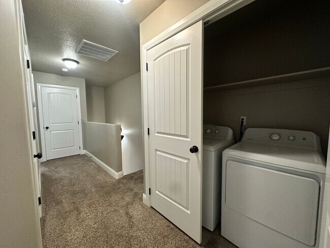 Building Photo - ** Move-in Discount** 3 Bedroom - 2.5 bathroom - in the heart of Cedar City!