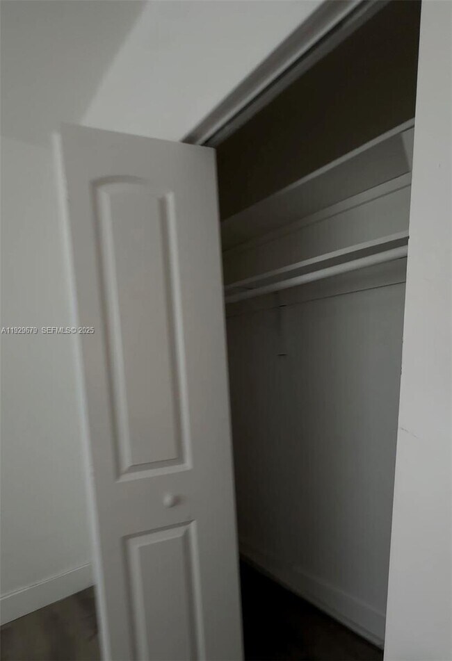 Building Photo - 1895 Venice Park Dr