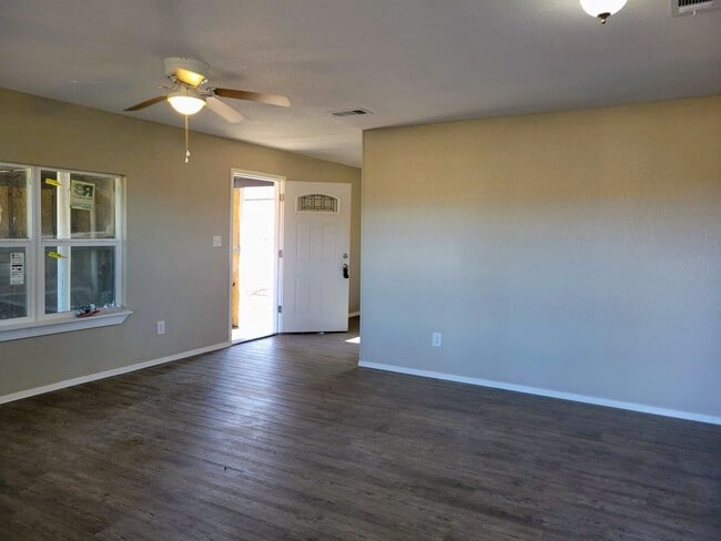Building Photo - Recently Updated 3 Bed 2 Bath in Gun Barre...