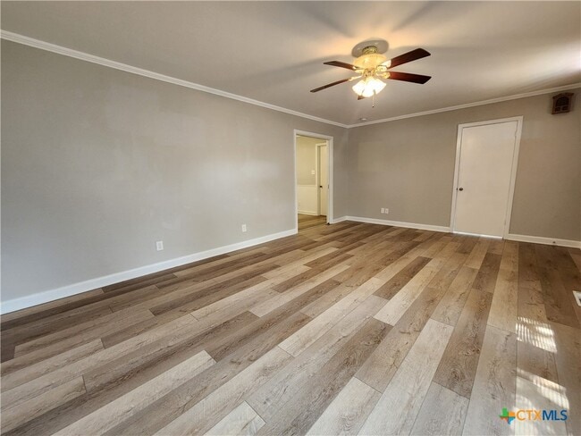 Building Photo - 564 Laurel Ln