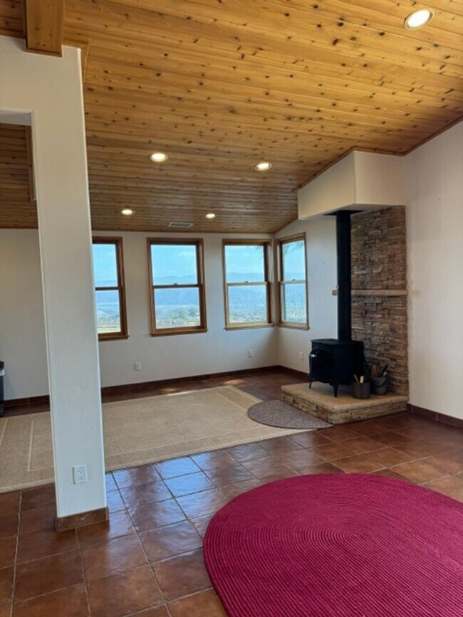 Building Photo - 1475 Cougar Ridge Rd