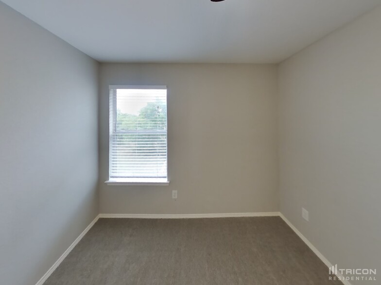 Building Photo - 1532 Pine Ln