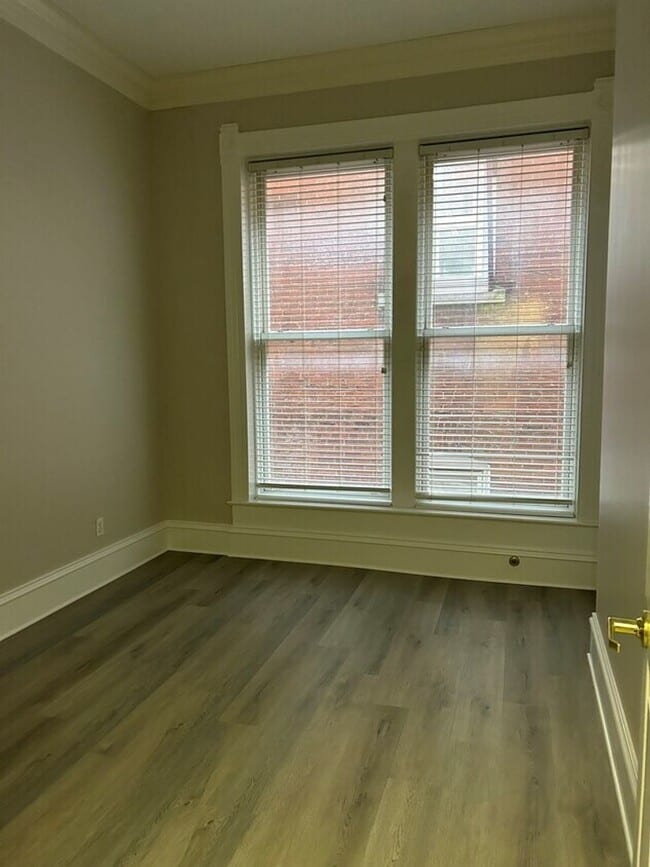 Building Photo - 200 E 9th St