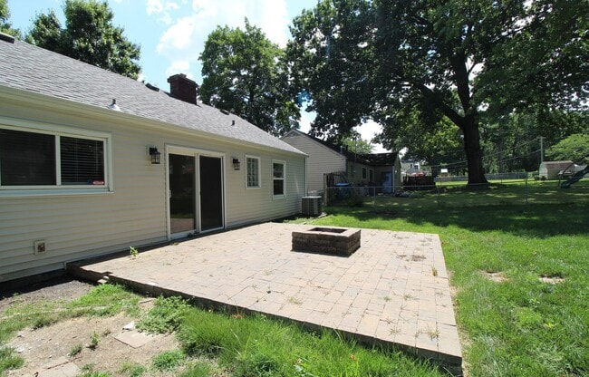 Building Photo - 2 Bedroom 1 Bath Home In Prairie Village