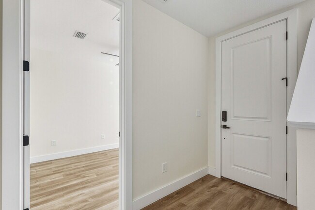 Building Photo - Luxurious 3 Bedroom Condo with Spacious La...