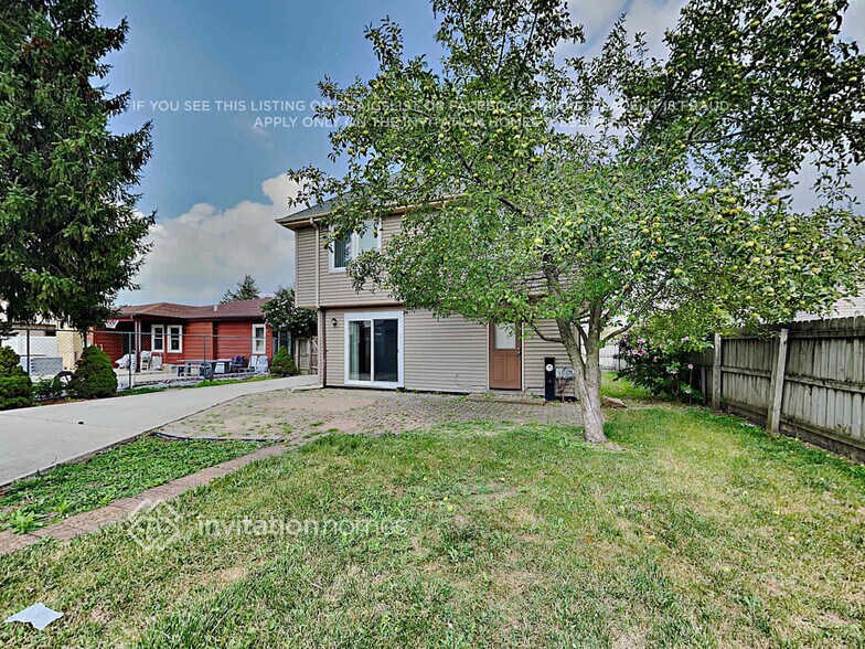 Building Photo - 10528 S 83rd Ave