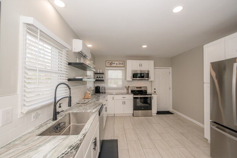 Building Photo - 611 W Houston St