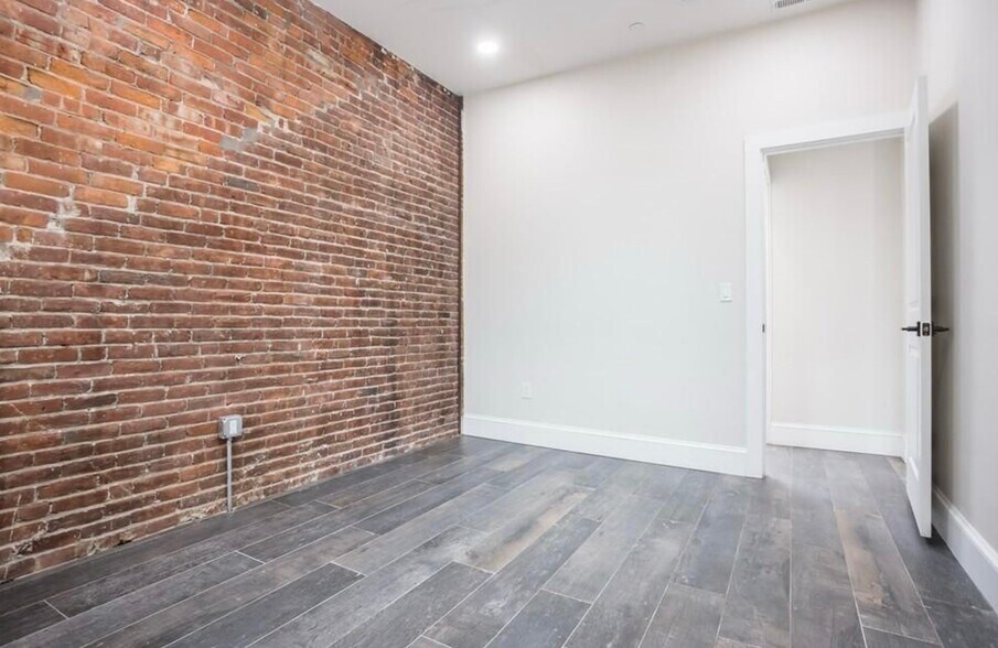 Building Photo - 605 Massachusetts Ave