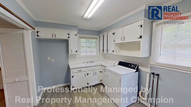 Building Photo - All Brick Ranch in the Heart of Hampstead
