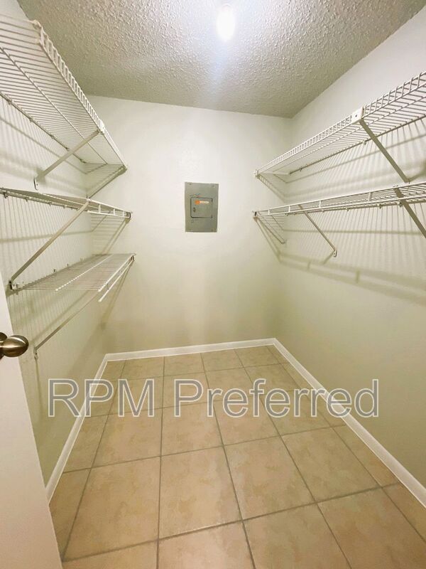 Building Photo - 2800 Jeanetta St