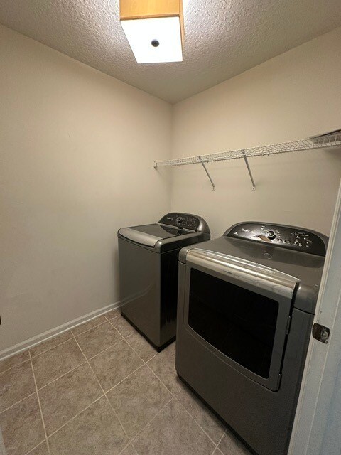 Building Photo - Spacious 4 Bedroom Home With Washer And Dryer Included