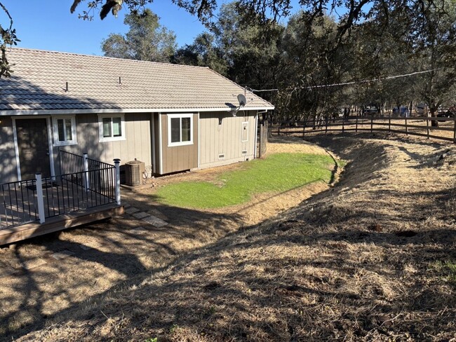 Building Photo - Equestrian property in Pilot Hill!