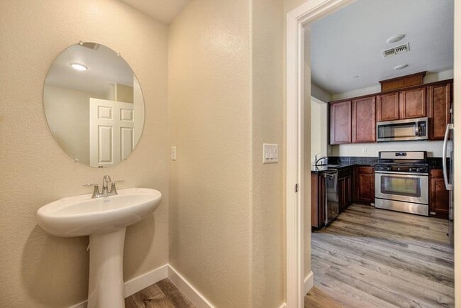 Building Photo - 3 Bed 2.5 Bath 2 Car Garage in Natomas