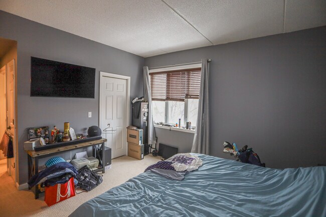 Building Photo - 4625 W Lawrence Ave