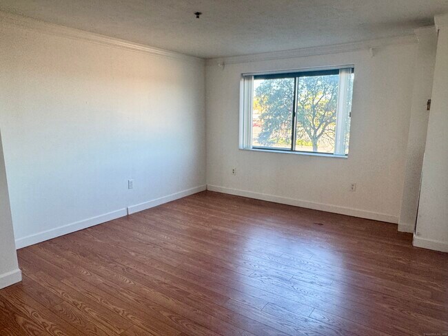 Building Photo - 111 deKoven Drive