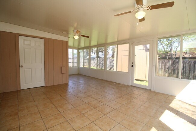 Building Photo - Great 4BR/2BA Home Near PSC Westside & NAS...