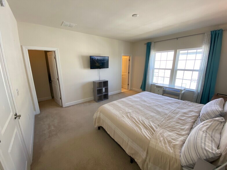Bedroom Level Primary Bedroom - 6002 Camerons Ferry Dr