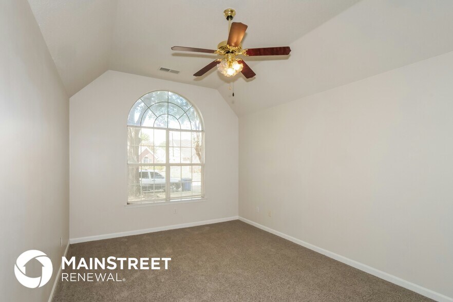 Building Photo - 8486 Clubview Dr