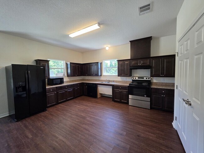 Building Photo - 3/2/2-Ready for Move In
