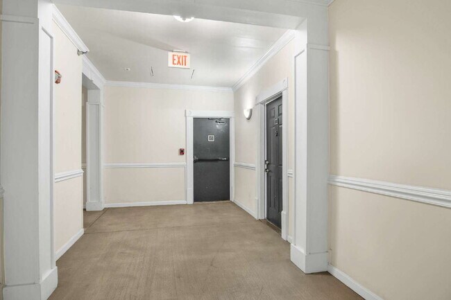 Building Photo - Modern Condo Living with Balcony and Great Location