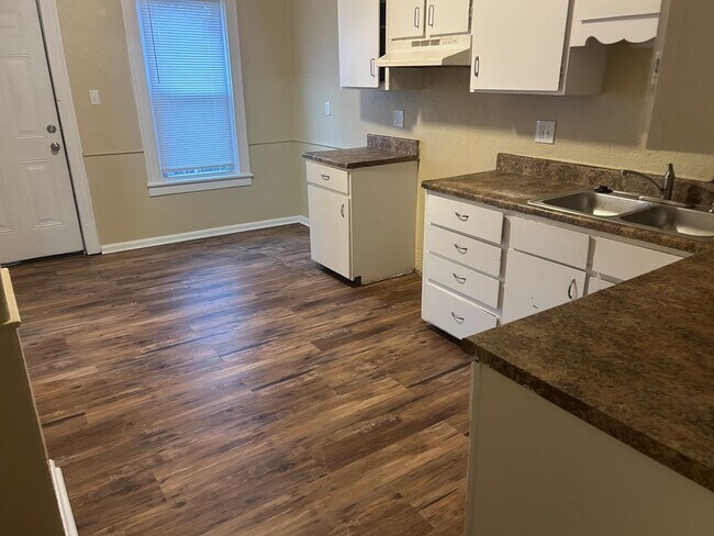 Building Photo - 3 Bedroom House