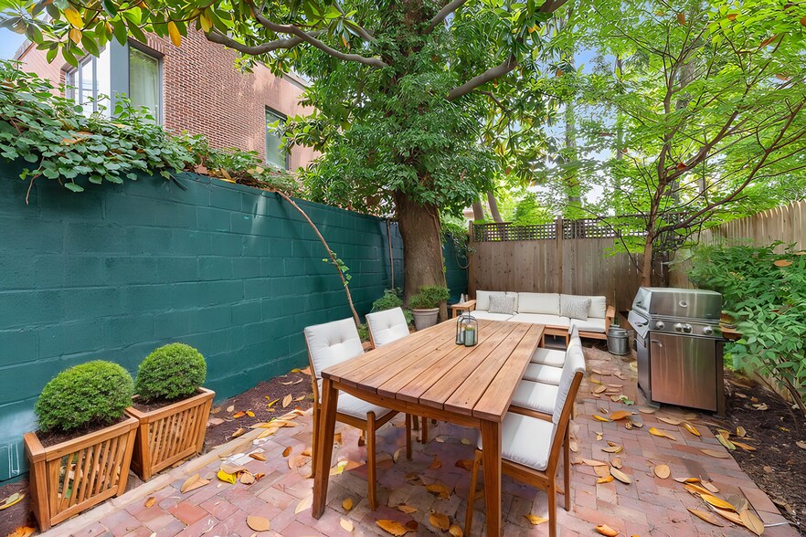 Building Photo - 2510 East Pl NW