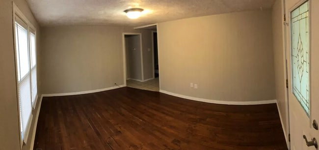 Building Photo - 3 Bedroom | 1 Bathroom Home | w/car port in drive | PET FRIENDLY