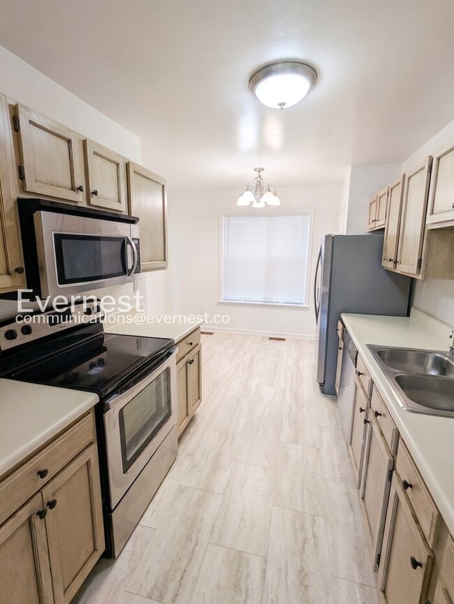 Building Photo - 3 Bed, 3.5 Bath Townhome with Modern Amenities / Available Soon!