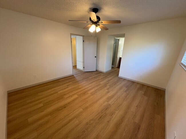 Building Photo - NewB SAC T 7558