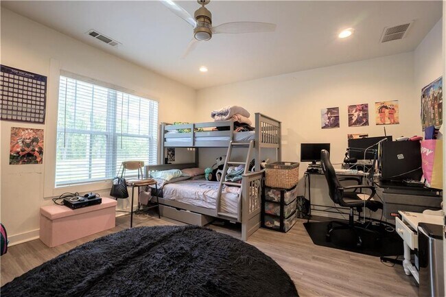 Building Photo - 811 King Rd