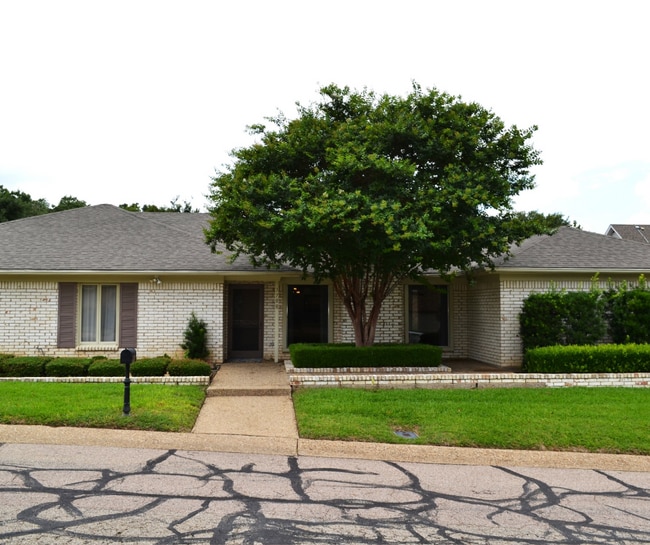 Primary Photo - Charming 2 Bed, 2 Bath Home in Waco - Perf...