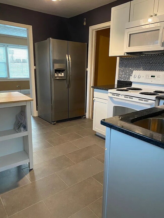 Building Photo - 3 bed and 2 bath home