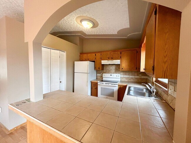 Building Photo - Move-In Ready 4 bed 2 bath off of West Circle Drive Available NOW!