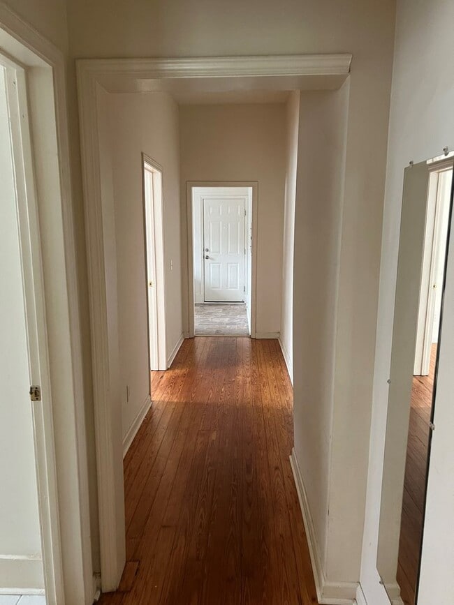 Building Photo - Nice 1 Bed 1 Bath Unit! Available Fall 2026!