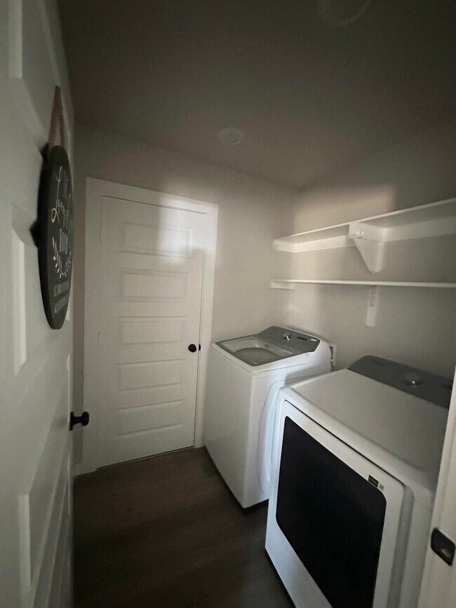 Building Photo - 3 Bed 2 Bathroom for Rent!