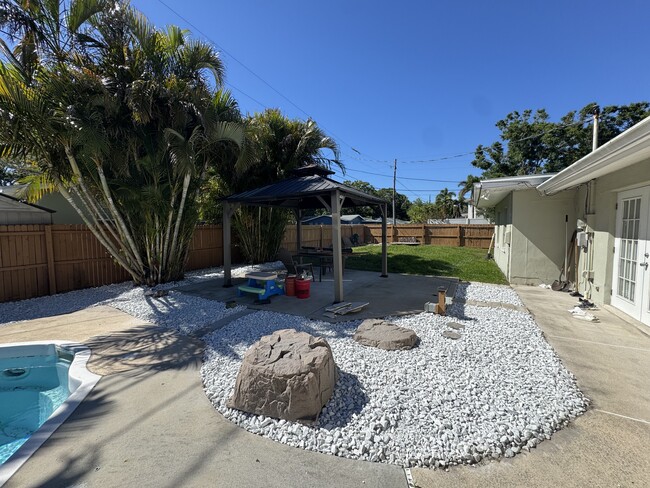 Building Photo - 1400 Viewtop Dr