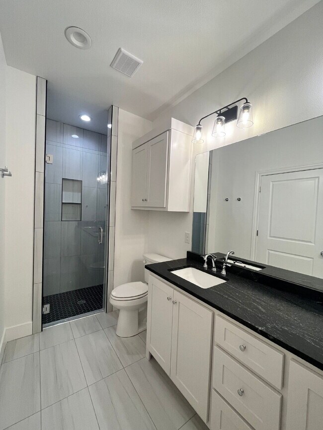 Building Photo - 2 Bedroom Home with Easy Access to Slide Road