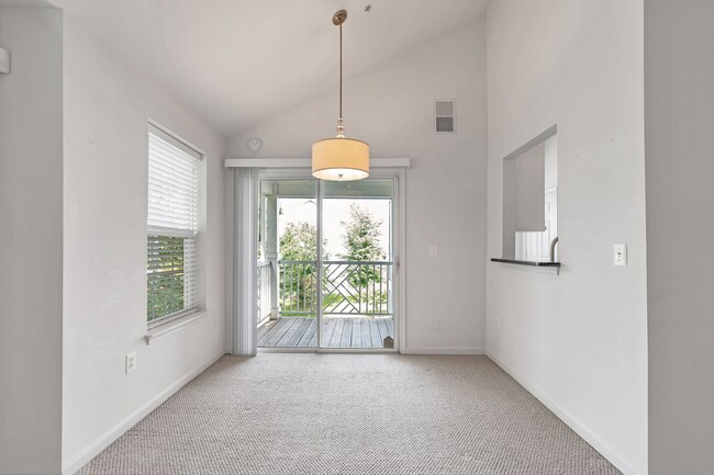 Building Photo - Luxurious 2 Level 2 Bedroom + Den 3 Bathro...